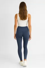 Calza deportiva de tiro alto con cintura cruzada en forma de V, confeccionada en tejido elástico de poliéster que se ajusta al cuerpo.