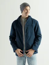 Campera negra con capucha y cierre frontal, de corte clásico y bolsillos laterales con cierre.