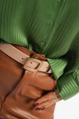 Cinto color beige con hebilla cuadrada dorada.