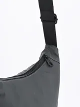 Bandolera negra de tela impermeable con correa ancha regulable.