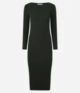 Vestido midi de punto acanalado, con diseño ajustado al cuerpo, cuello barco y mangas largas. Confeccionado en tejido de punto texturizado.