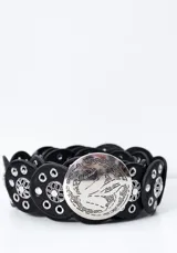 Cinturón marrón con apliques circulares de cuero y detalles metálicos plateados.