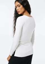 Blusa de manga larga color beige con cuello redondo y diseño ajustado al cuerpo, confeccionada en tejido elástico.