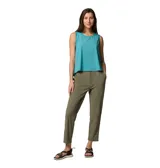 Pantalón de corte recto color verde militar, con cintura elástica y bolsillos laterales.