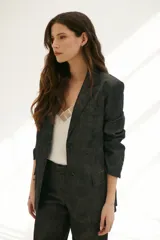 Blazer grafito con solapas de muesca, cierre frontal con dos botones y bolsillos laterales con solapa.