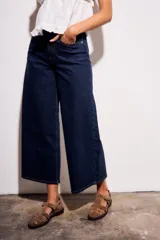 Pantalón jean azul oscuro, corte wide leg y tiro medio. Confeccionado en algodón peinado con elastano.