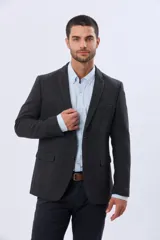 Saco sport de lana en color gris oscuro, con diseño clásico de solapa tradicional, cierre frontal de dos botones y bolsillos laterales con solapa.