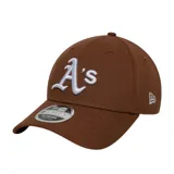Gorro New Era 9Forty marrón con el logo de los Oakland Athletics bordado en blanco en el frente y el logo de New Era bordado en blanco en el lateral.