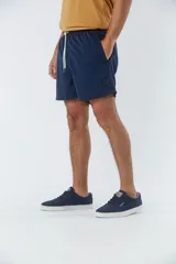 Short de baño liso con cintura elástica y cordón de ajuste. Cuenta con dos bolsillos laterales, un bolsillo posterior y un aplique de logo en goma en la pierna.