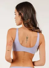 Soutien tipo top de microfibra sin costuras, con diseño de bretel ancho, sin aros y sin copas.