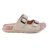 Sandalias bajas color beige con dos tiras anchas sobre el empeine, ambas ajustables con hebillas metálicas negras. La plantilla es de cuero y la suela es de goma.