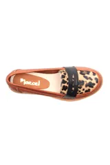 Mocasín plateado de cuero con detalle de vincha y suela plana color madera.