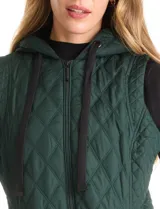 Chaleco capitoneado de color negro con diseño acolchado en forma de rombos. Presenta capucha integrada con cordones de ajuste, cierre frontal completo y bolsillos laterales con cierre a presión.