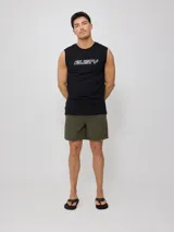 Musculosa negra de corte holgado con estampado del logo de la marca Rusty en el pecho.