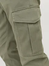 Pantalón cargo de corte ajustado, color verde oliva, con bolsillos laterales con solapa y cierre de cremallera.