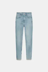 Jeans de corte skinny y tiro alto, confeccionados en tejido elástico con diseño de cinco bolsillos, cierre frontal con cremallera y botón metálico.
