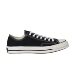 Zapatillas Converse Chuck 70 Ox de lona negra con detalles en blanco, cordones blancos y suela de goma blanca con doble línea negra.