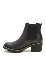 Botines Chelsea para mujer de la marca Caterpillar, modelo Rewrite Chelsea, en color negro. Confeccionados en cuero liso con paneles laterales elásticos, detalle de la marca en vertical, taco cuadrado y suela dentada de goma.