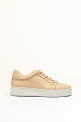Zapatillas color beige claro, con capellada de cuero suave y acolchado, forro y plantilla de cuero vacuno, y suela de EVA. Tienen una plataforma de 3.8 cm en la parte trasera y 3.2 cm en la delantera.