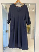 Vestido midi azul marino, de corte acampanado, escote en V y mangas cortas.