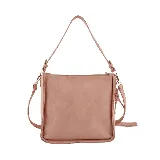 Cartera bandolera mediana de cuero sintético color marrón, con correa de hombro ajustable y cierre superior con cremallera.