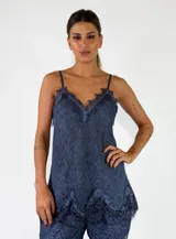 Top de lino azul melange con escote en V adornado con detalles de encaje y tirantes finos ajustables.