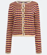 Chaqueta de punto de manga larga, cuello redondo y cierre frontal con botones de madera. Presenta un patrón de rayas horizontales en zigzag con colores crema, mostaza, fucsia y morado.
