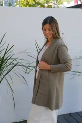 Saco tipo cárdigan abierto de punto fino en color verde oliva, con mangas largas y bolsillos frontales aplicados.