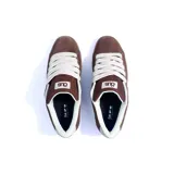 Championes urbanos Öus modelo Cuoro, color marrón, confeccionados en gamuza con suela de goma texturizada y cordones gruesos en color crema.