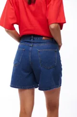 Bermuda de jean azul oscuro, tiro alto y corte recto.