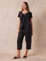 Conjunto de pijama marca René Rofé, compuesto por remera de manga corta con escote redondo y puntilla, y pantalón capri con cintura elastizada.