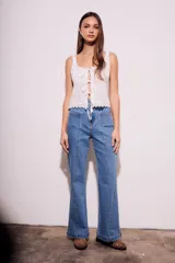 Pantalón de jean azul de corte flare y tiro medio.