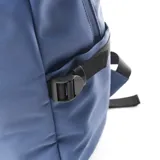 Mochila azul de tela con cierre doble, asa fija, forro interior textil, porta notebook y múltiples bolsillos externos.