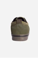 Zapatilla casual de cuero color camel, estilo skate o lona, con cordones marrones y suela de goma blanca con una línea naranja decorativa.
