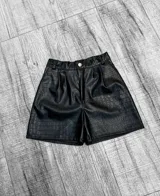 Short negro de cuero sintético con textura croco, tiro alto y corte ajustado.