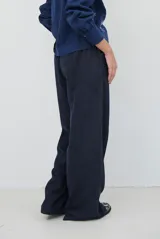 Pantalon de pana color beige, de corte recto y tiro alto, con bolsillos laterales y cintura elástica.