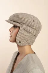 Boina con visera y orejeras, con estampado a cuadros en tonos beige y blanco.