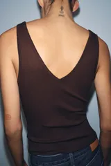 Musculosa de punto rib color marrón con mezcla de algodón, escote en V y tirantes anchos.