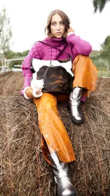 Bolso tipo tote de cuero nonato color marrón y blanco, con detalles de costuras y cierre YKK. Tiene correa de hombro de cuero negro.