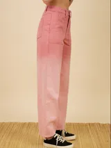 Pantalón jean celeste de corte recto, con cintura alta y bolsillos frontales tipo parche.