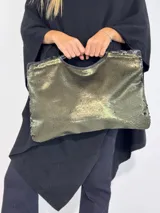 Bolso de mano tipo clutch color azul con lentejuelas negras.