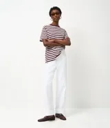 Remera oversized de algodón con rayas horizontales blancas y bordó, cuello redondo y mangas cortas.
