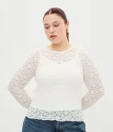Blusa de encaje floral texturizado con forro interno, manga larga y cuello redondo. Presenta un diseño ajustado y corto, confeccionada en poliamida con un toque de elastano.