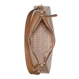 Cartera tipo shoulder bag Guess modelo Layla, color marrón, confeccionada en poliuretano simil cuero. Posee cierre superior, asa de hombro y detalle de llavero decorativo con dijes metálicos colgantes. Incluye el logo de la marca en la parte frontal.