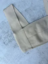 Top verde de tejido de punto con hilado italiano, breteles anchos, tela dry fit y protección UV.