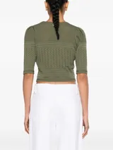 Sweater corto color verde oliva, tejido con diseño calado, cuello redondo y mangas cortas.