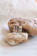 Anillo de alpaca plateada con diseño de tres bandas horizontales paralelas.