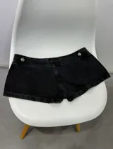 Short de denim negro de tiro bajo, con diseño de doble botonadura metálica decorativa en el frente.