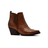 Bota texana de cuero negro con diseño de costuras decorativas en el empeine y laterales. Presenta un taco cuadrado de altura media y elásticos laterales para facilitar el calce.