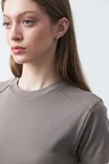 Remera de manga corta con cuello redondo a la base, de calce clásico y diseño minimalista con ruedo redondeado.